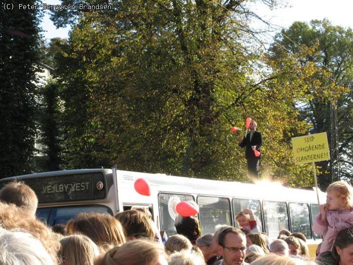 Demonstration på Rådhuspladsen<br>Århus Sporveje 408 fanget i menneskemængden