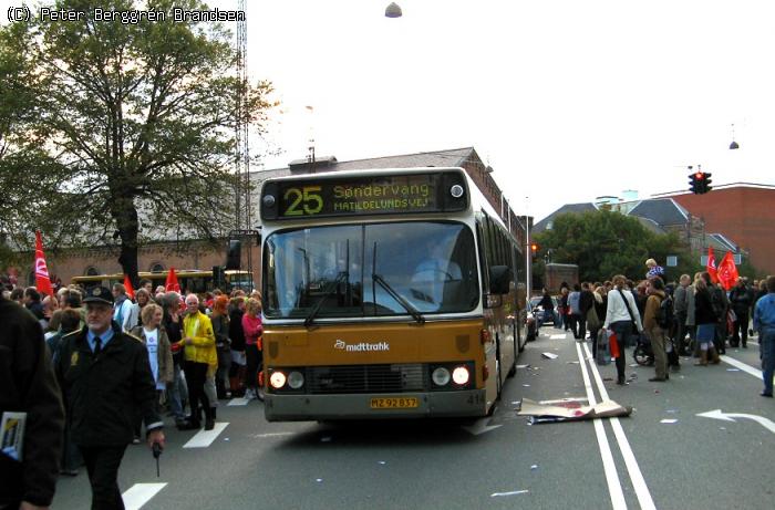 Århus Sporveje 414, Rådhuspladsen - Linie 25 - midt i en demonstration :-)